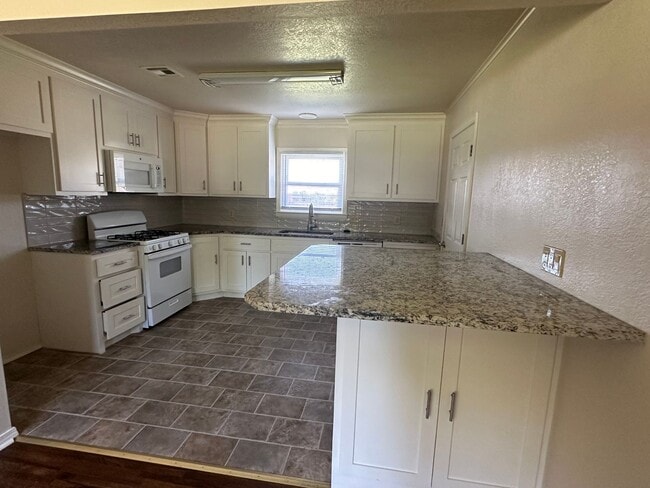 Building Photo - Well Maintained and Updated Home Near the ...