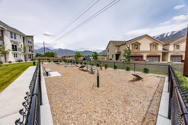 Building Photo - 972 S High Ridge Dr