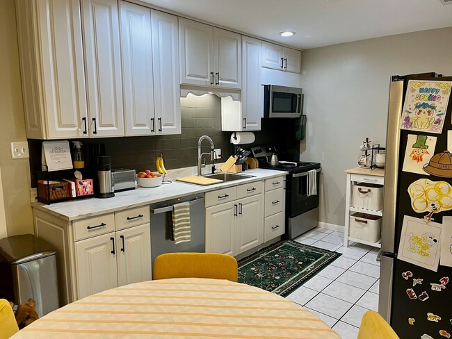 Building Photo - 3/2 Duplex Conveniently Situated in an Established Neighborhood!