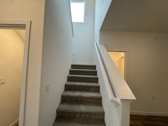 Building Photo - 997 Pioneer Dr W