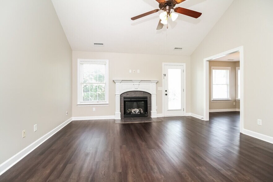 Building Photo - 3750 Maya Dr