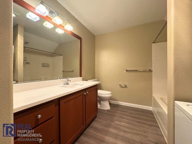 Building Photo - Cozy 1 Bedroom Condo!! Move In Ready!