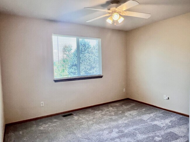 Building Photo - Wonderful 5 Bed/4 Bath Home Located on Qui...