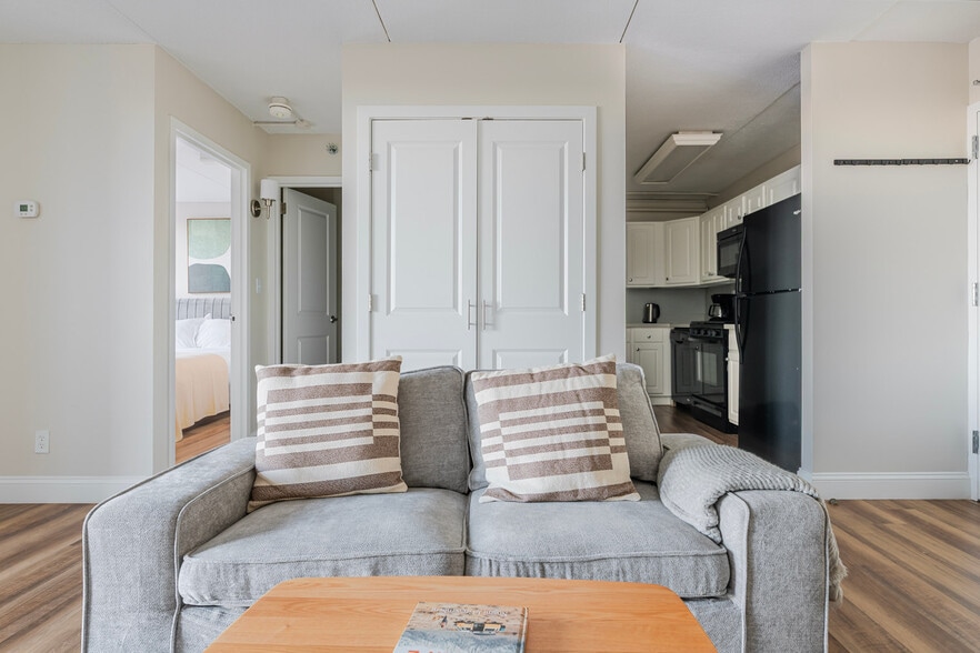 Building Photo - 812 Memorial Dr