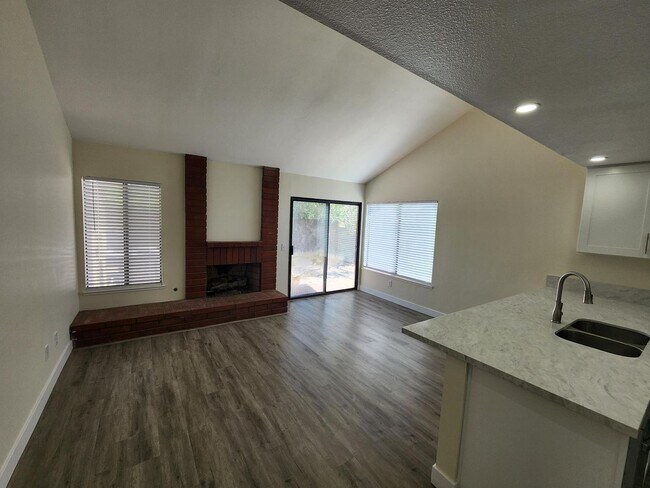 Building Photo - Beautiful: 3 Bedroom 2 Bath Single Family ...