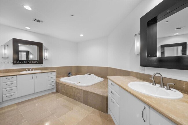Building Photo - 5959 Collins Ave
