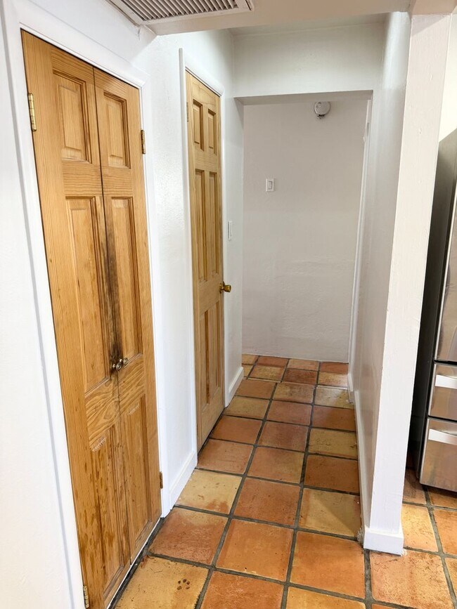 Building Photo - Fantastic 3 Bedroom/2 Bath Single Level Ho...