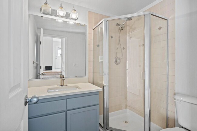 Building Photo - 3 bedroom Greenwood townhome with a view!