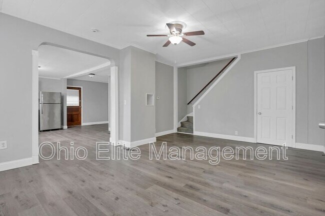 Building Photo - 341 E Markison Ave
