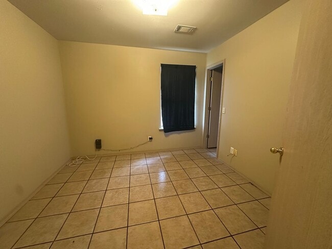 Building Photo - Welcome to this charming 3-bedroom, 2-bathroom home located in the heart of Russellville, AR.