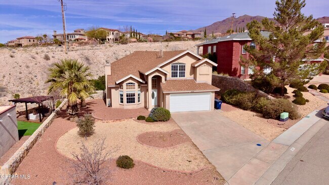 Building Photo - 1013 Via De La Paz Dr