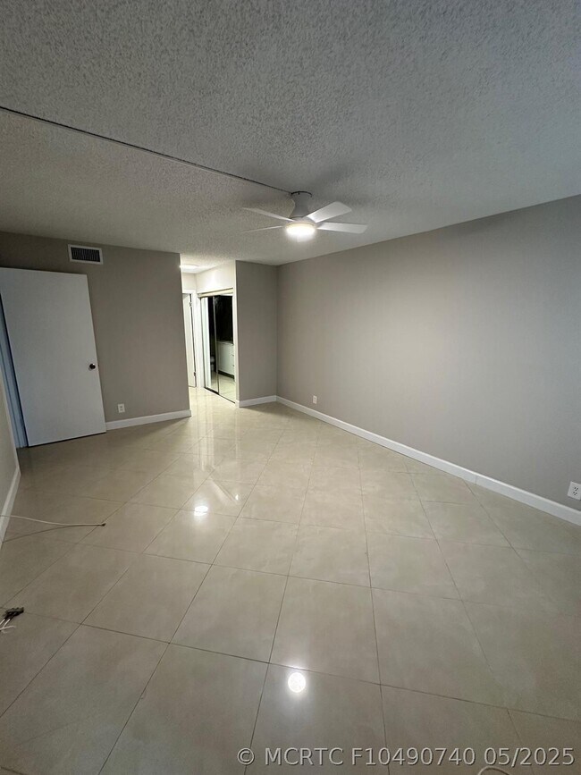 Building Photo - 210 Lakeview Dr