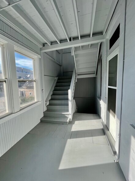 Building Photo - 914 N Winchester Ave