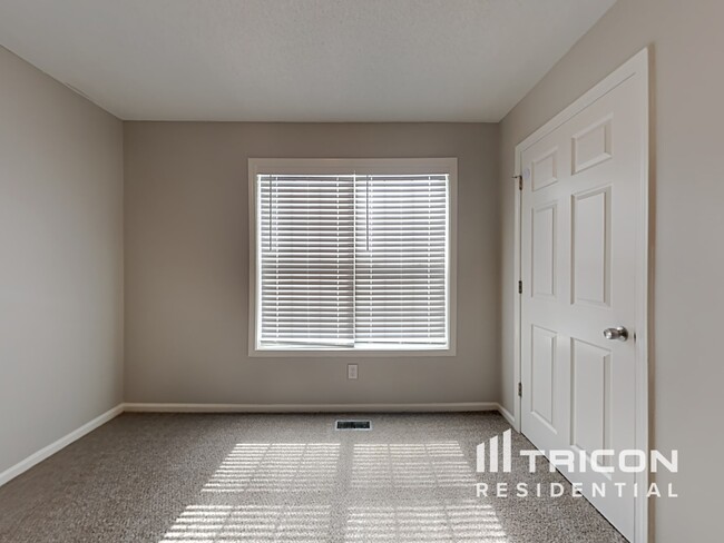 Building Photo - 242 S Red Oak Way