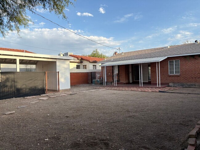 Building Photo - 2 bedroom, 1 bathroom house near Universit...