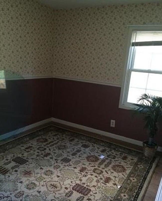 Building Photo - CLOSE TO UNR - HARDWOOD FLOORS - FENCED BA...