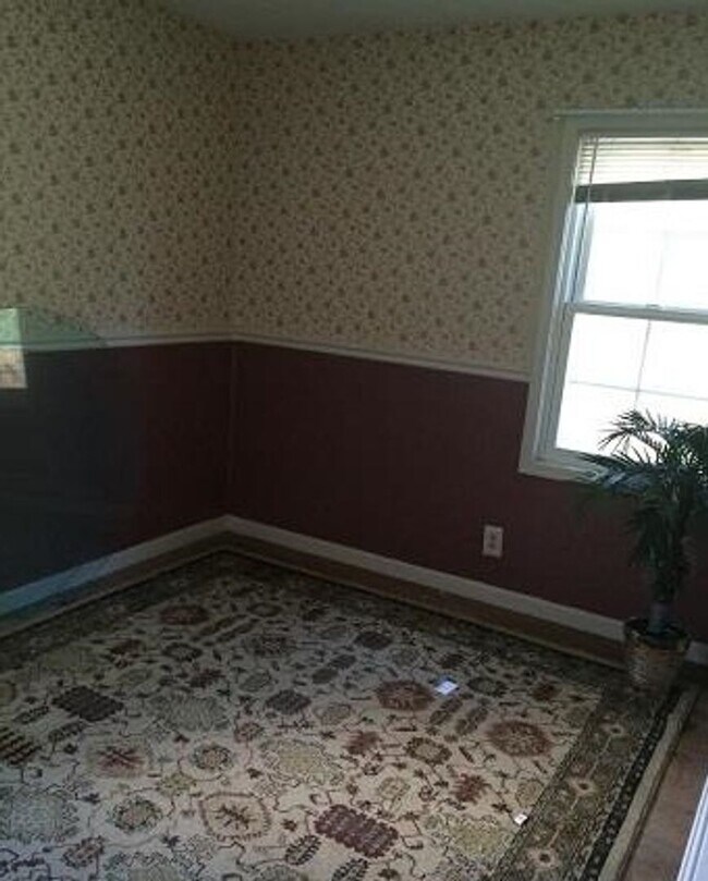Building Photo - REDUCED TO LESS THAN $750 PER ROOMATE - CL...