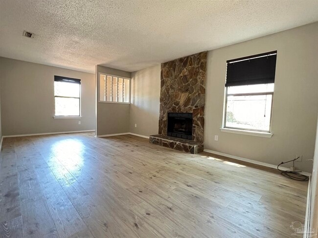 Building Photo - 10055 Hillview Dr