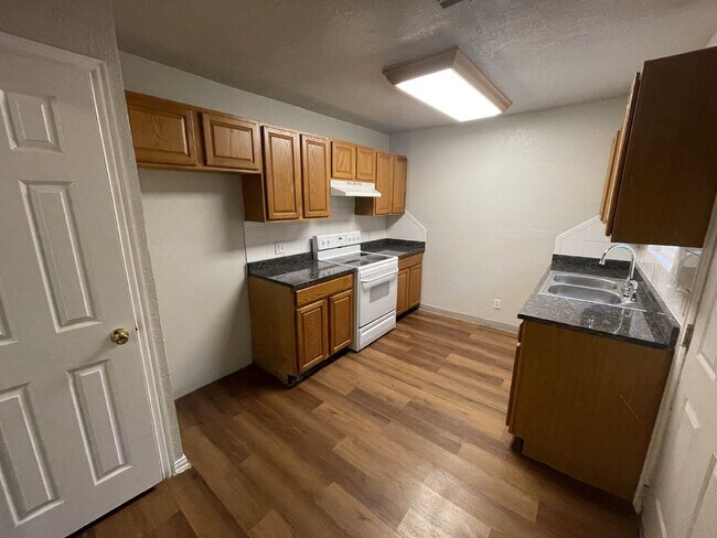 Building Photo - 2 Bed, 1 Bath Home