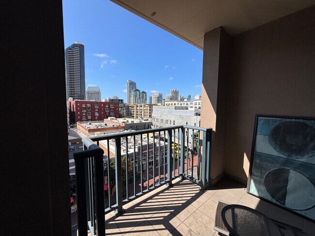 Building Photo - Modern Downtown Condo with Balcony, Pool, ...