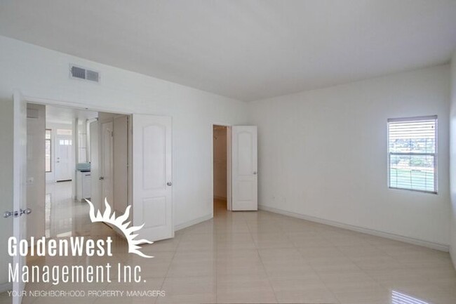 Building Photo - Elegant Dual Master 2Bdm 2.5Ba Townhome in...