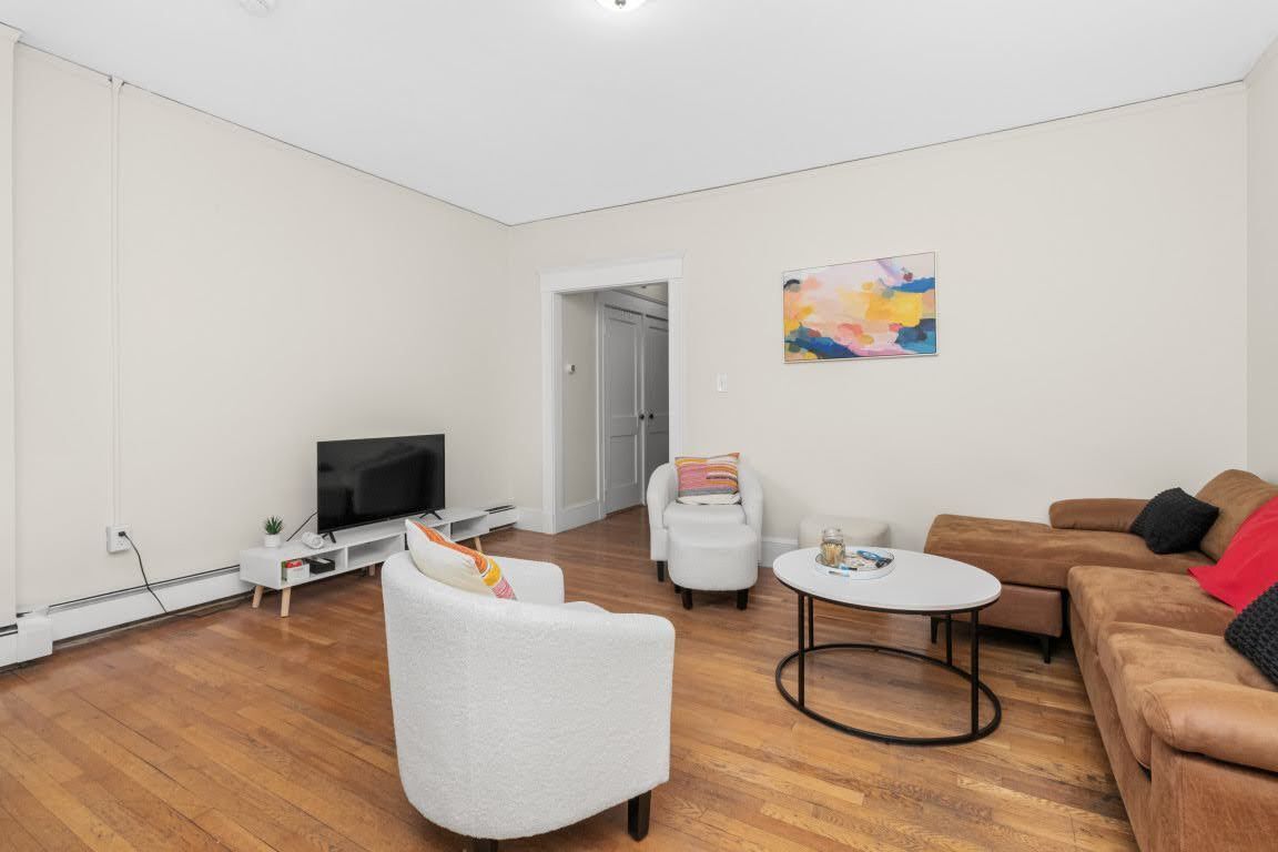 Building Photo - 489 E Broadway