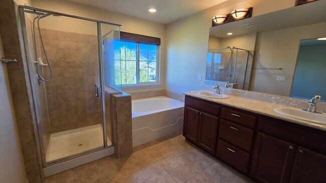 Building Photo - Gated Somersett Home with a View!