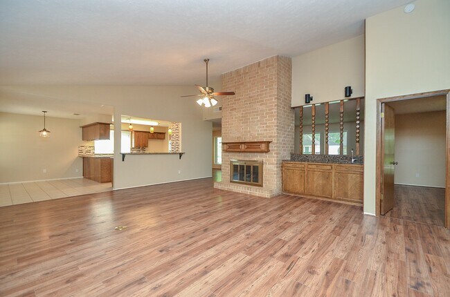 Building Photo - 3027 Colonial Dr