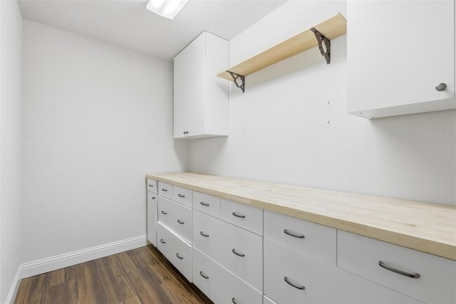 Building Photo - Spacious 5-Bedroom Living in the Heart of Willow Ridge Estates