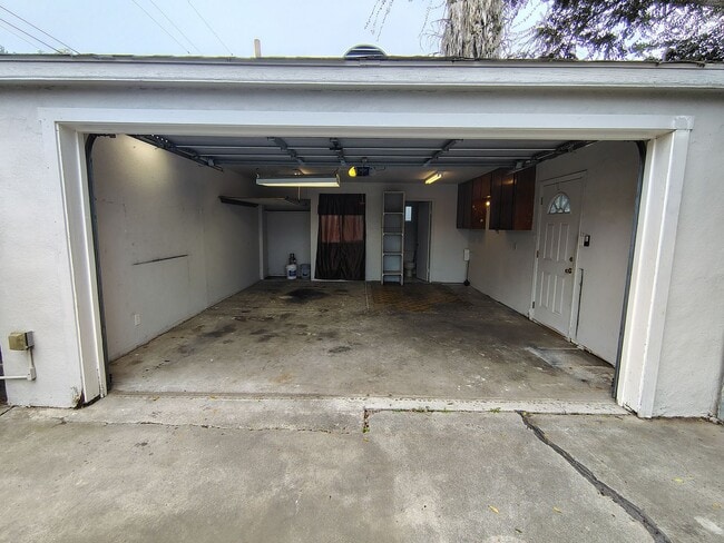 Building Photo - 301 Camellia Way