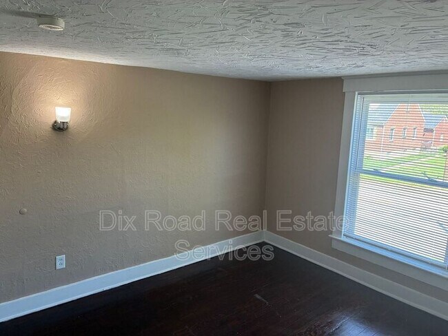 Building Photo - 2240 Lakeview Ave