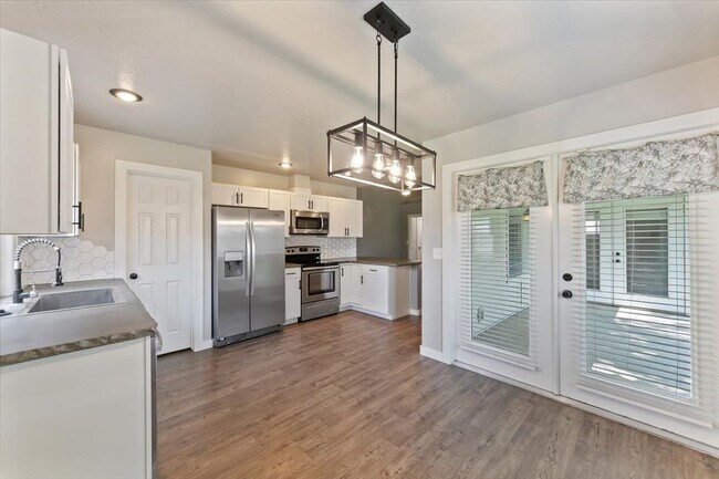 Building Photo - Stylish 3-Bed Home with Spacious Backyard ...