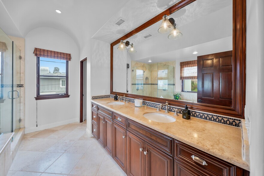 Building Photo - 1901 John St