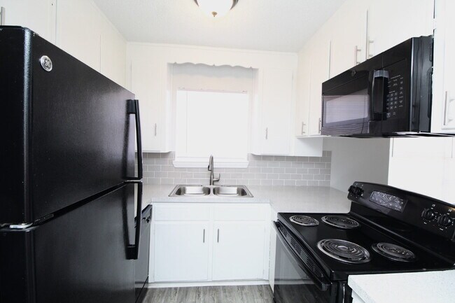 Building Photo - Bright and Fresh 1-Bedroom Apartment with Easy Access to UWF and West Florida Hospital