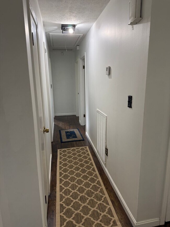 Building Photo - 3 Bed/1.5 Bath House
