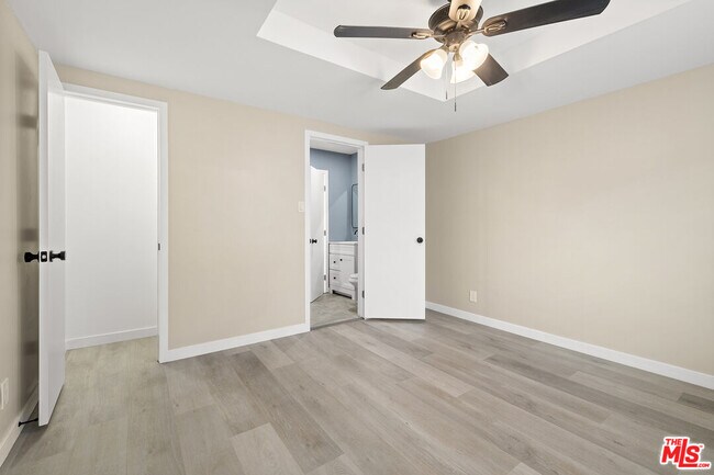 Building Photo - 717 W 75th St