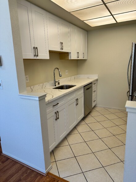 Building Photo - 18 Cove Ln