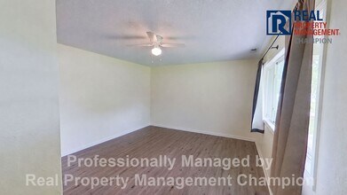 Building Photo - 3 BD/2 BA Home w/Attached Garage on Large Corner Lot w/Fenced Backyard