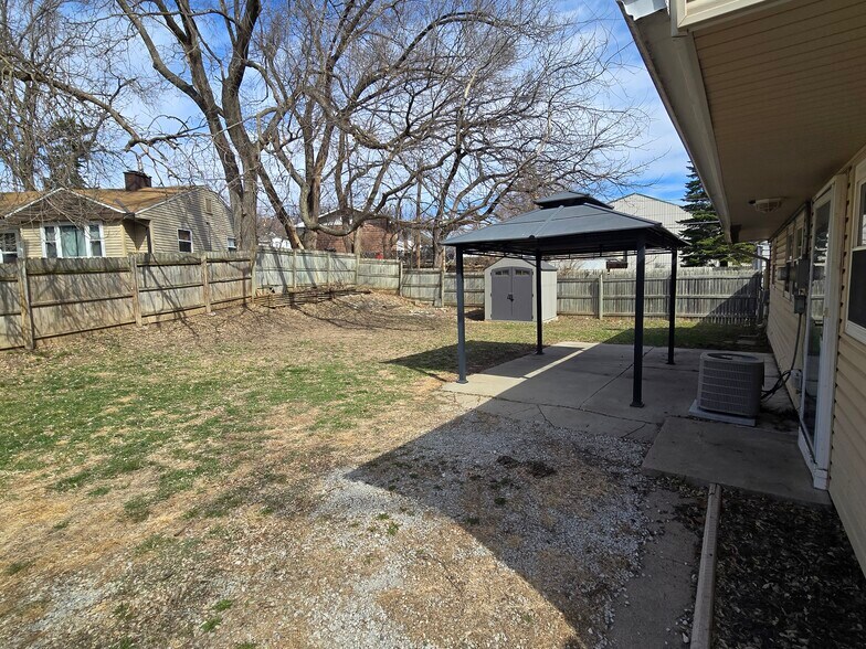 Building Photo - 1820 Mayfield Ave