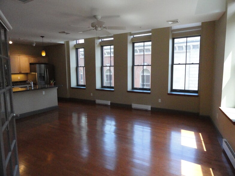 Building Photo - 537 Congress St