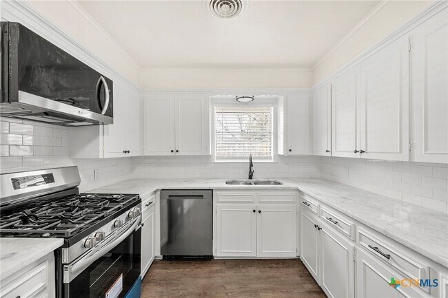 Building Photo - 3017 Oaklawn Dr