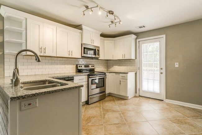 Building Photo - 567 Ashburton Ave