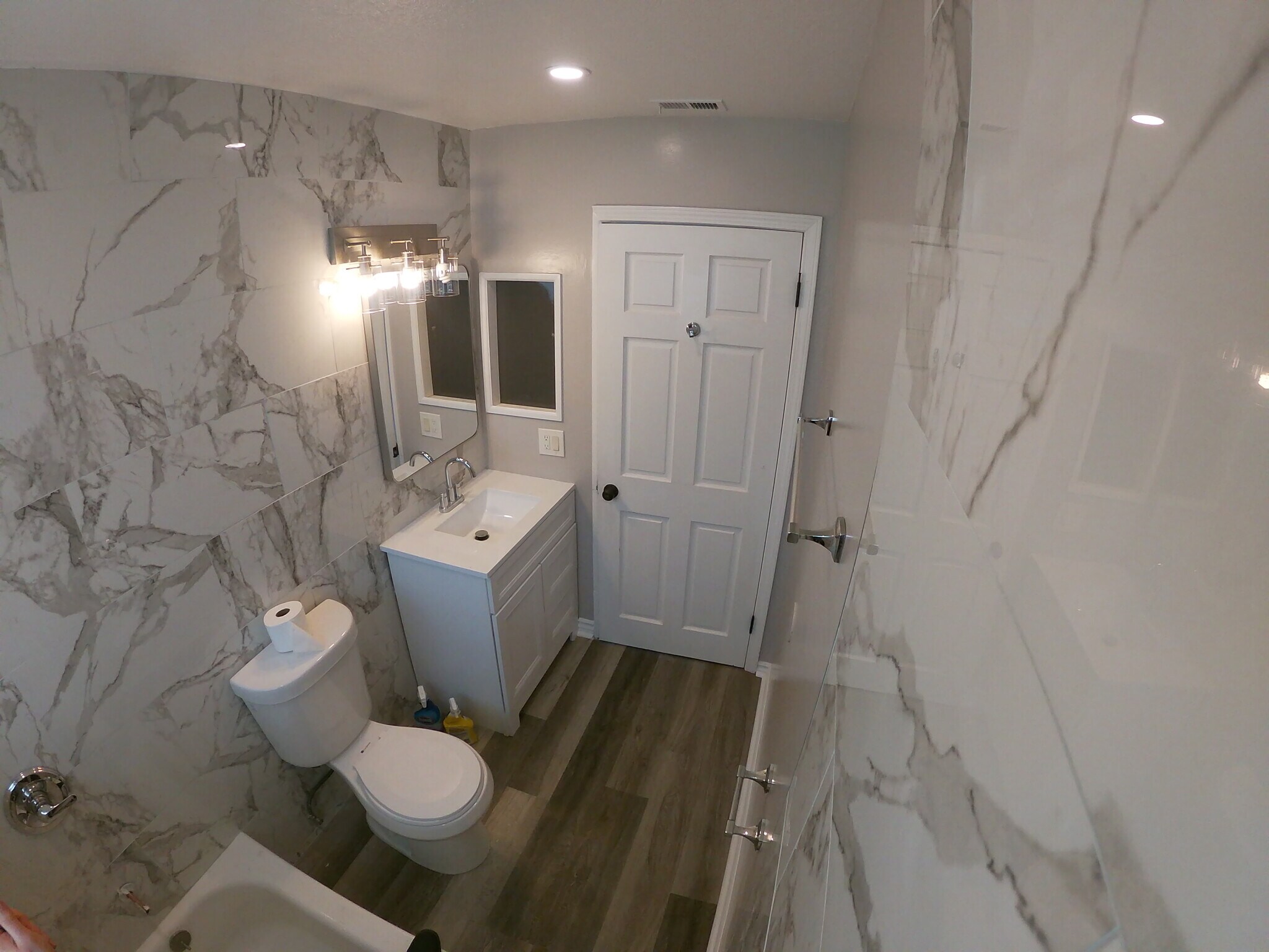 Full Sized Bathroom - 17350 Pinnell St