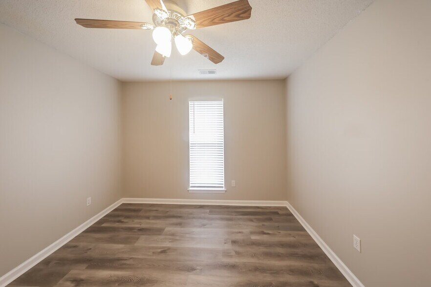 Building Photo - 923 Remington Cove
