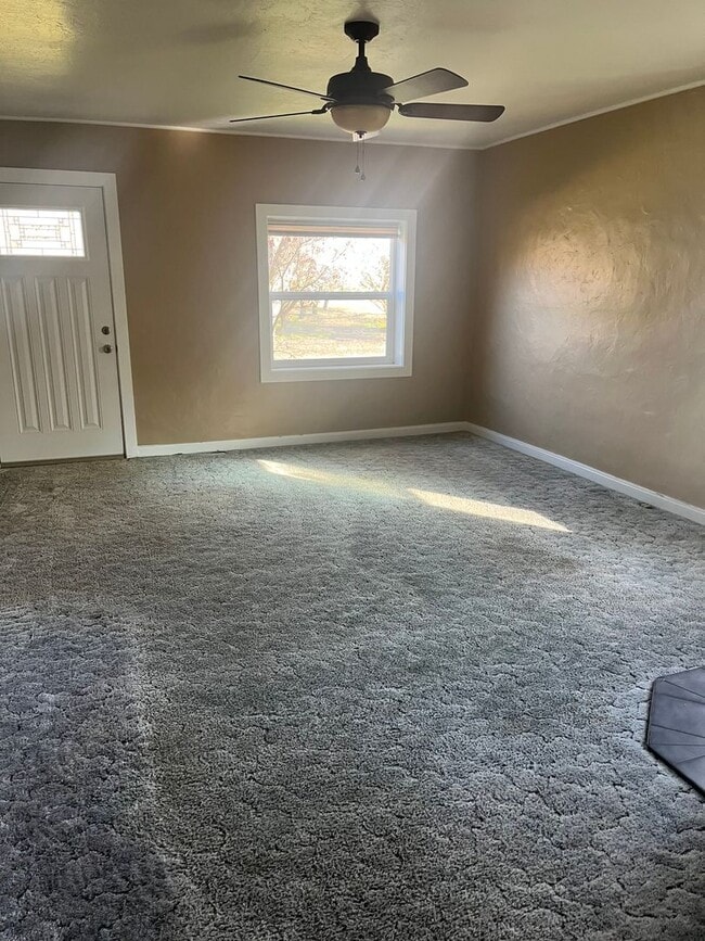 Building Photo - 2 bedroom 2 bath Country House with Big Den