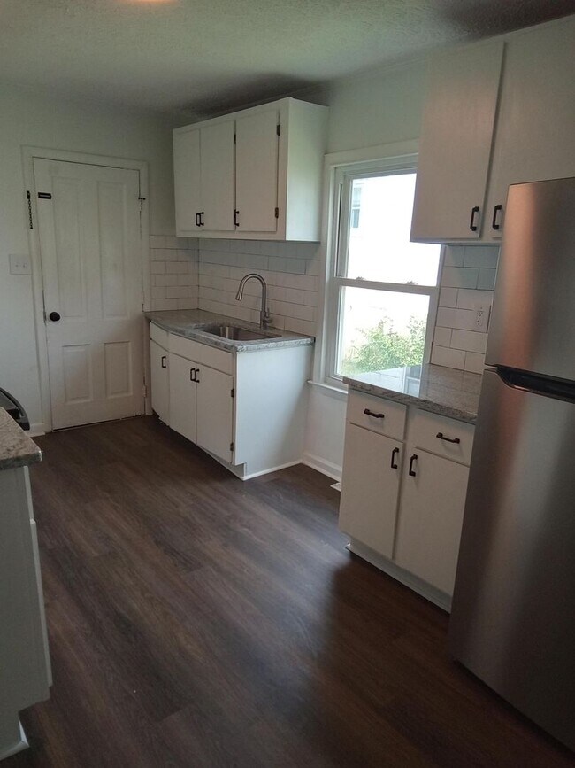 Building Photo - Renovated 2BR, 1 BA SFH