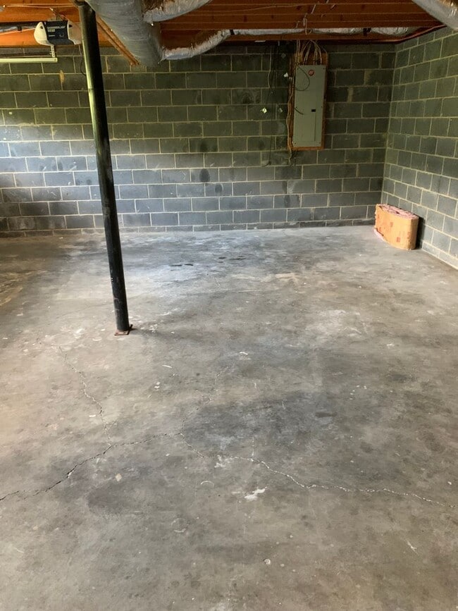 Building Photo - 3 Bedroom/2 Bath Split-Foyer Home Kingspor...