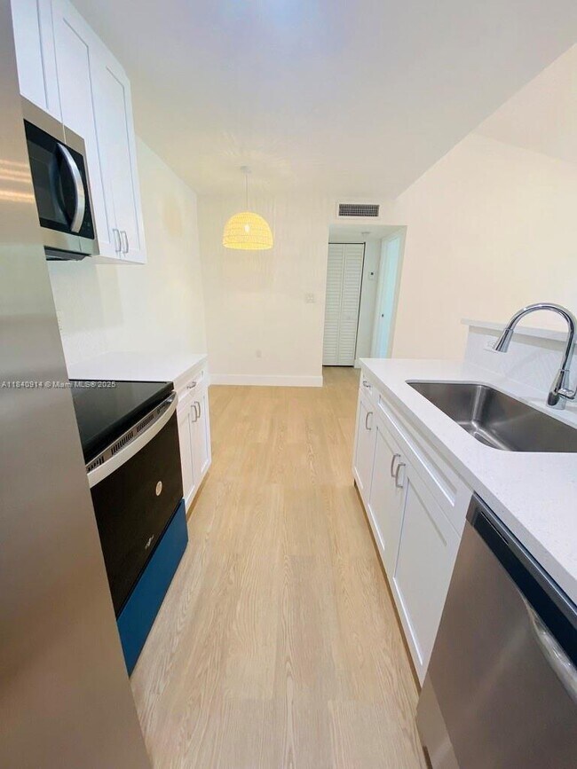 Building Photo - 10581 SW 155th Ct