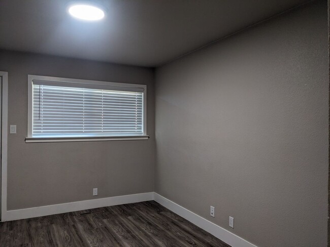 Building Photo - Move-in Special *$250 off of first-month r...