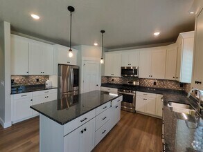 Building Photo - Spacious 4 bed/2.5 bath Home!